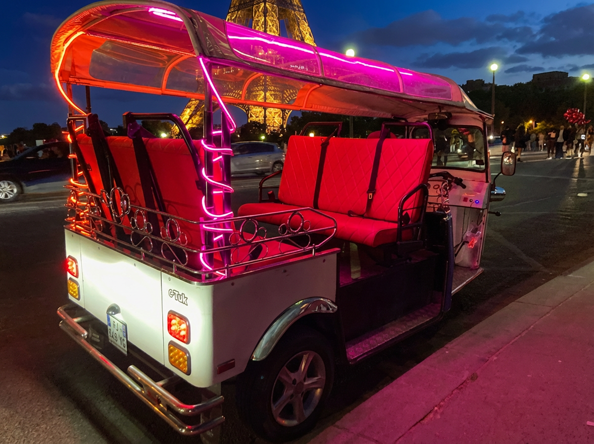 Tuk tuk illuminé devant la Tour Eiffel